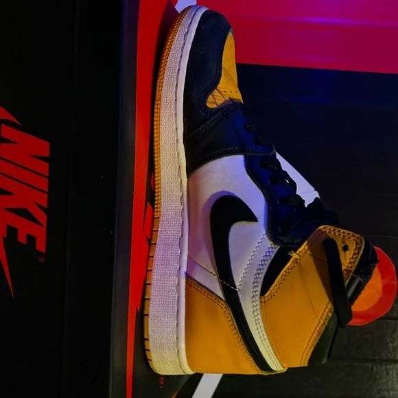 Air Jordan 1 retro high OG Taxi. Size 7y display picture 3
